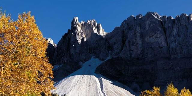 Oktober - Herbst in den Dolomiten: Felstürme der Aferer Geisler über dem Würzjoch in der Peitlerkofelgruppe. Foto: Robert Bösch