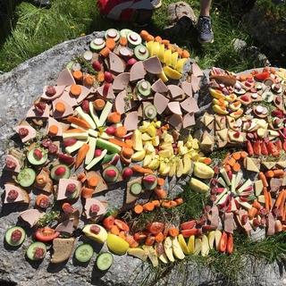 Buntes Picknick mit viel Obst und Gemüse. Foto: JDAV Sonneberg/ Sabine Volkmar