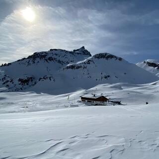 Die verschneite Sesvennahütte von Norden aufgenommen. Foto: DAV/Markus Waldner