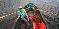 John vom Sundet Gård-Hof setzt seine pilgernden Gäste mit dem Kahn über den Fluss Gaula. Foto: Joachim Chwaszcza