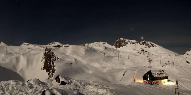 Das Gletscherskigebiet rund um die Hütte bei Nacht. Foto: DAV/ Heinz Braun