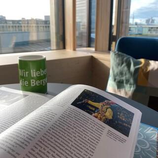 Kaffee trinken und lesen - eine gute Kombination, Foto: JDAV/Andrea Scehu