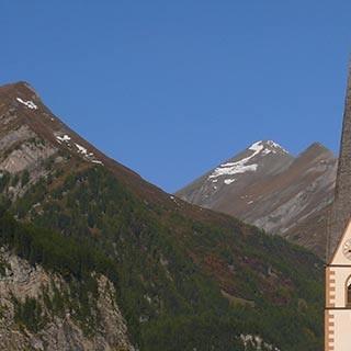 Heiligenblut - Die Kirche von Heiligenblut und der Großglockner – ein Symbolmotiv Österreichs.