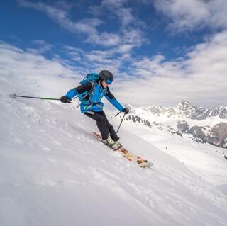 Für alle unter 18 gilt Helmpflicht auf den Südtiroler Skipisten. Foto: DAV/Silvan Metz