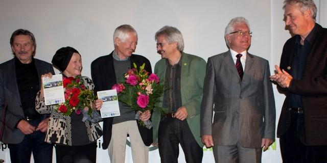 Der 5. Alpenpreis geht an Sylvia Hamberger (2. v.l.) und Dr. Wolfang Zängl (3. v.l.). V.l.n.r. Rudi Erlacher (DAV-Vizepräsident), Richard Mergner (Landesbeauftragter BUND), Erwin Rothgang (Präsident CIPRA), Dominik Siegrist (Hochschule Rapperswil)