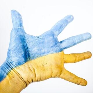 Hand in den Farben der Ukraine; Foto: Elena Mozhvilo/Unsplash 