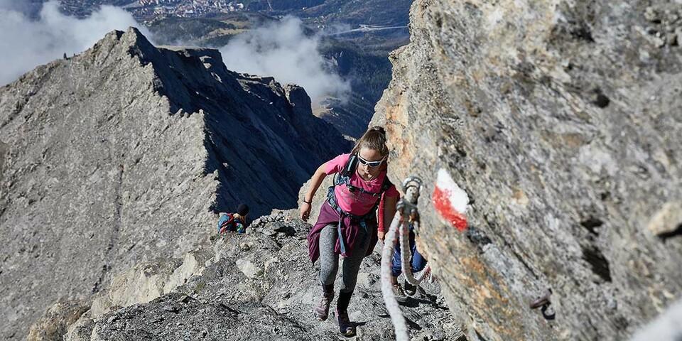 Do not lean out: Gut markiert und gesichert ist der Anstieg zum Rocciamelone. Foto: Stefan Neuhauser