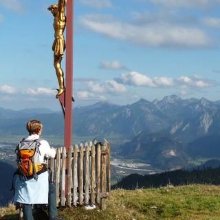 Am Breitenberggipfel reicht die Aussicht weit über den Königswinkel auf die Gipfel der Ammergauer Alpen. Foto: Gaby Funk