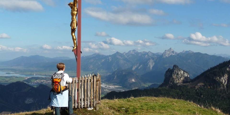 Am Breitenberggipfel reicht die Aussicht weit über den Königswinkel auf die Gipfel der Ammergauer Alpen. Foto: Gaby Funk