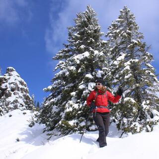 Noch machen im Deutschen Alpenraum vor allem Winterwanderungen und Schneeschuhtouren Sinn. Foto: DAV/Pröttel