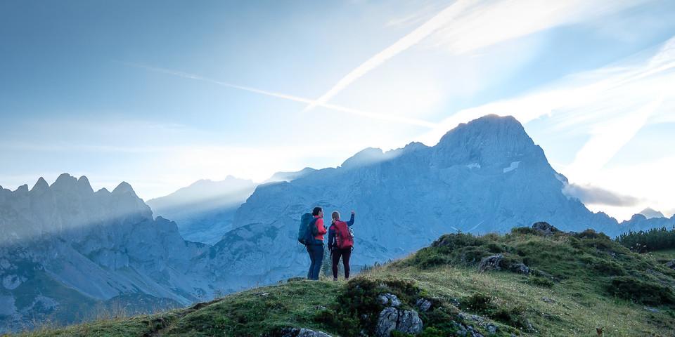 Rundum schöne Berge: Morgenstimmung an der Hofpürglhütte; Foto: Iris Kürschner