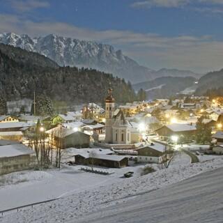 Winterliches Bergsteigedorf Sachrang bei Nacht