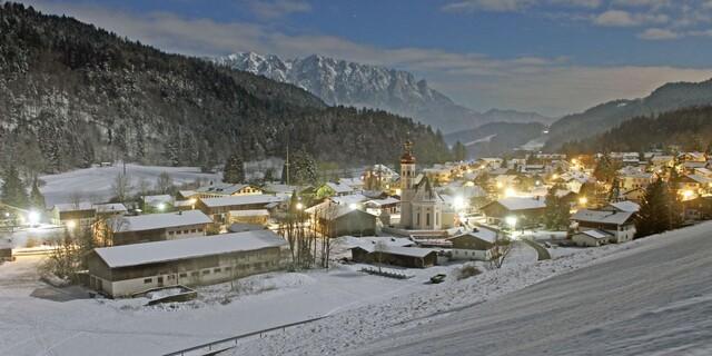Winterliches Bergsteigerdorf Sachrang bei Nacht. Foto: Tourist Info Aschau i.Chiemgau
