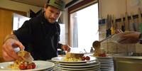 Fein angerichtet: Sandro Schoepf macht die Biberacher Hütte auch zu einem kulinarischen Höhepunkt am Weg. Foto: Stefan Herbke