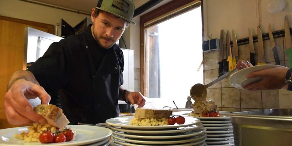 Fein angerichtet: Sandro Schoepf macht die Biberacher Hütte auch zu einem kulinarischen Höhepunkt am Weg. Foto: Stefan Herbke