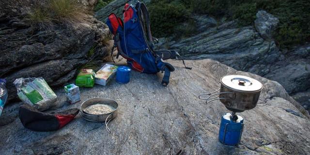 So beginnt der Tag richtig: ein frischer Kaffee auf rauem Granit nach klarer Biwaknacht. Foto: Stefan Neuhauser