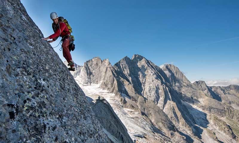 <p>Das hält: Der raukörnige Bergellgranit – hier an der Fuorikante – ist unter Kletterern zu Recht berühmt.</p>

<p>Foto: Ralf Gantzhorn</p>