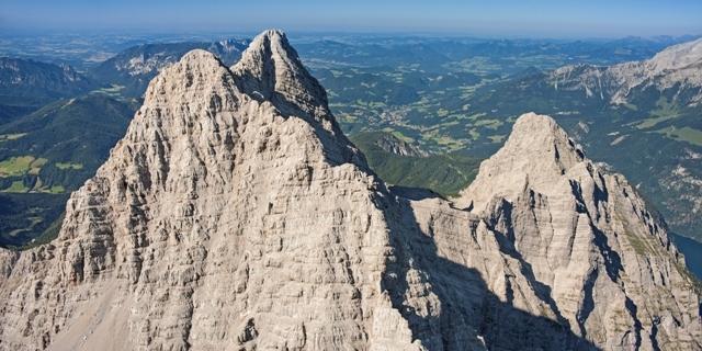 Südspitze vorne, Mittelspitze und Kleiner Watzmann. Luftbild: Jörg Bodenbender
