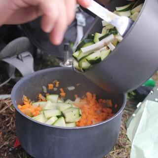 Töpfe mit Gemüse beim Umfüllen Foto: Jubi