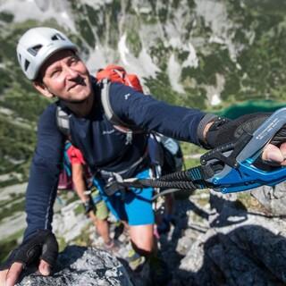 Klettersteige bieten alpinistische Erfahrung bei geringen Einstiegshürden. Foto: Christian Pfanzelt