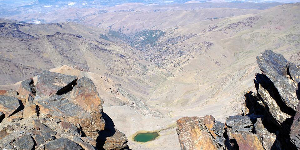 Tiefblick: Über die Laguna del Mosca, unterhalb des Mulhacen, stieg der Autor aufwärts. Foto: Josef Schlegel