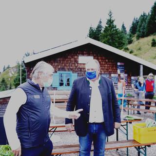 Roland Stierle und Walter Nussel beim Praxis-Check vor der Brunnenkopfhütte nahe Unterammergau. Foto: DAV/Jakob Neumann