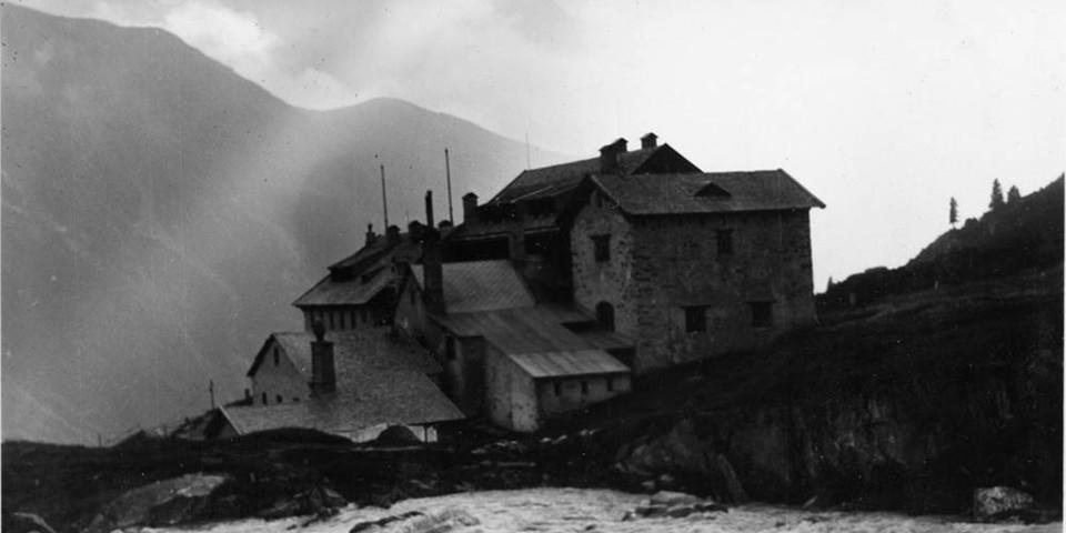 Die Expansion der Hütten: An- und Ausbauten, hier die Berliner Hütte um 1920. Archiv des ÖAV, Innsbruck