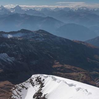 Beim Abstieg vom Balmhorn zeigen sich die Walliser Viertausender hinter dem Rhonetal. Foto: Ralf Gantzhorn