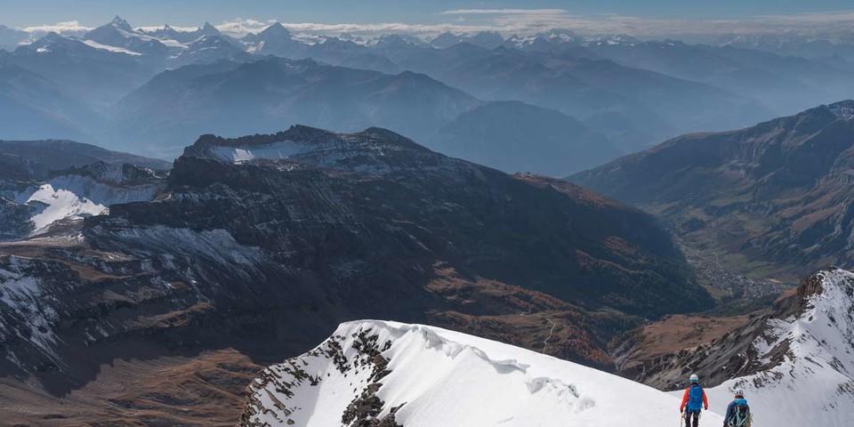 Beim Abstieg vom Balmhorn zeigen sich die Walliser Viertausender hinter dem Rhonetal. Foto: Ralf Gantzhorn
