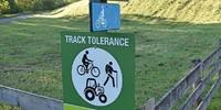 So geht Respekt: "Track Tolerance" am Dorfrand von Sexten. Foto: Thorsten Brönner