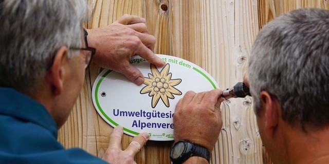 Mit Stolz angebracht: das neue Siegel für ausgezeichneten Umweltschutz, Foto: Christian Lenz