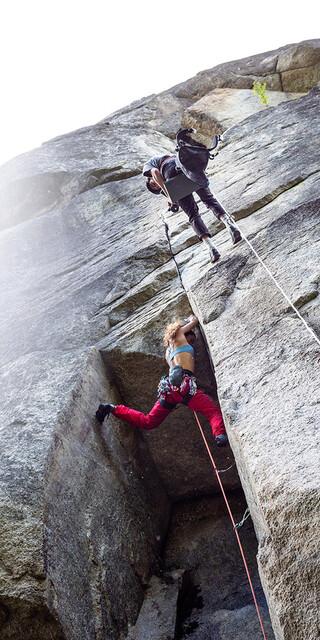Kletter-Ass Emilie Pellerin stellt sich mit einer überhängenden Risskletterei in Quebec ihre bislang größten Herausforderung. Foto: Alexa Fay