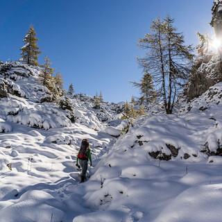 Im Frühwinter kann man Wandern und Skitourengehen – wenn Erfahrung, Ausrüstung und Bedingungen stimmen. Foto: franzguentner.de