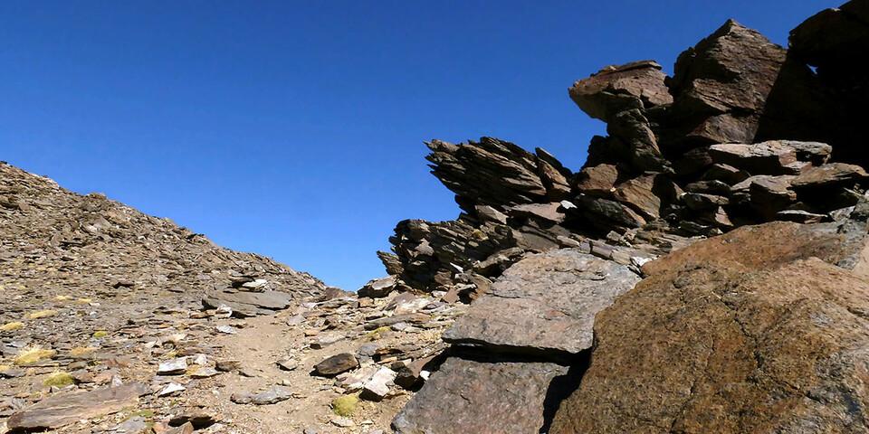 Steinreich: Aufstieg zum Collado del Cierva beim Mulhacen. Foto: Josef Schlegel