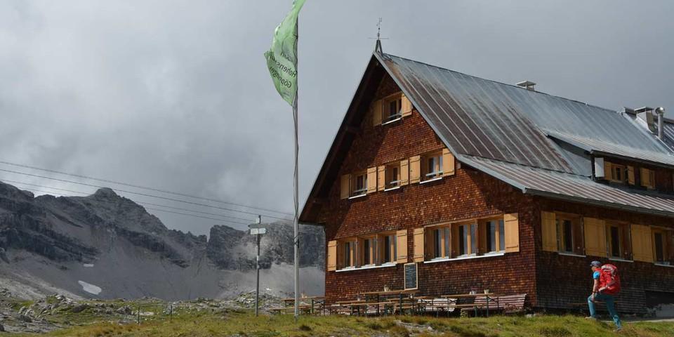 Kuchen in Sicht: Die Göppinger Hütte ist die kleinste Hütte am Weg, Reservierung lohnt sich. Foto: Stefan Herbke