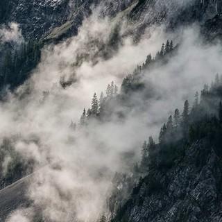Wenn die Nebel über Schuttfelder streichen, weiß man, dass man im Karwendel ist. Foto: Heinz Zak