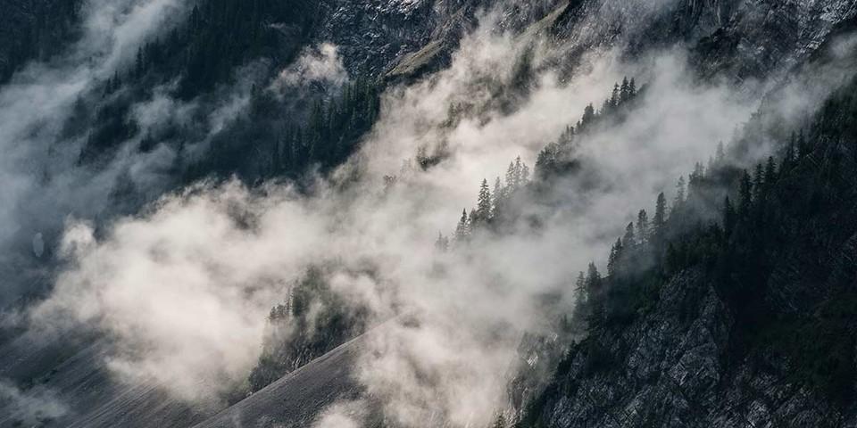 Wenn die Nebel über Schuttfelder streichen, weiß man, dass man im Karwendel ist. Foto: Heinz Zak