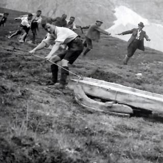 Arbeiter ziehen beim Bau der Falkenhütte Holzbalken zum Bauplatz, 1922. Archiv des DAV, München
