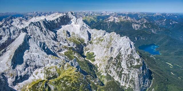 Blick von Osten übers Zugspitzmassiv, vorne links die Alpspitze, Foto: Jörg Bodenbender