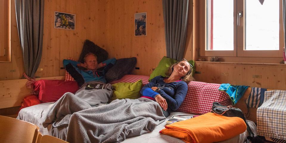 Für kühle Abende offeriert die Claridenhütte sogar eine komfortable Kuschelecke. Foto: Ralf Gantzhorn