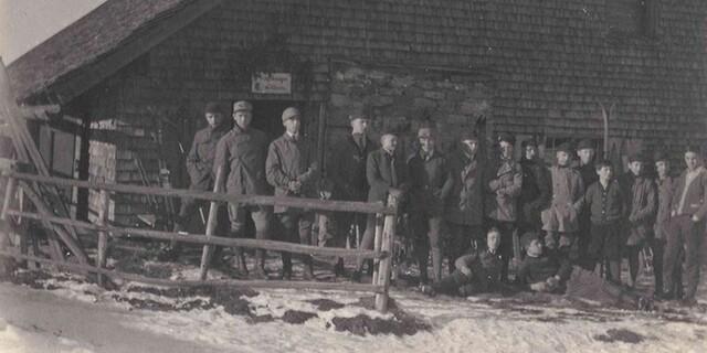 Vor der Skihütte beim Winter-Skikurs beim Starketsgrund am Gschwendner Horn 1924, Foto: Felix Thierbach, Quelle: DAV-Archiv der Sektion Augsburg