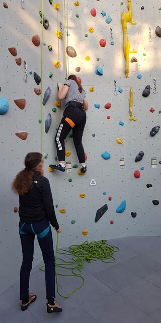 In der Gruppe sollen alle die Möglichkeit haben, ihren persönlichen Schwierigkeitsgrad zu klettern. Foto: Sektion München/Laura Betzler