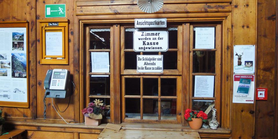 Früher gab es auf der Berliner Hütte sogar eine Dunkelkammer, ein Postamt (im Bild) sowie eine Schuhmacherwerkstatt. Foto: Nadine Ormo