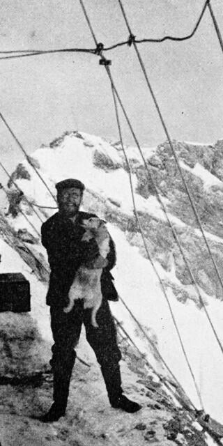 Josef Enzensberger (1873-1903), deutscher Bergsteiger und Meterologe, mit seinem Hund Putzi vor dem Zugspitz-Observatorium (ca. 1890-1903), Quelle: DAV Archiv