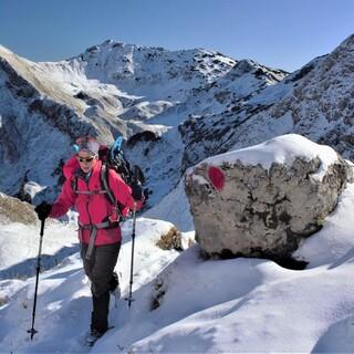 Oberhalb von 2000 m sollte man zur Sicherheit Schneeschuhe mit dabei haben. Foto: DAV/Pröttel