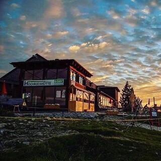 Die Hochrieshütte bei Sonnenuntergang, Foto: DAV/BERGseits