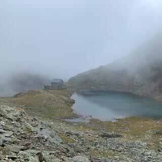 Die Flaggerschartenhütte im Nebel. Foto: Nicole und KD Langenstein