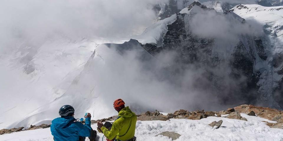 Ganz schön weit oben ist man auf dem Jungfrau-Gipfel. Die Nebel in der Gletscherhorn-Nordwand erinnern daran, dass der Abstieg nochmal Aufmerksamkeit verlangt. Foto: Ralf Gantzhorn