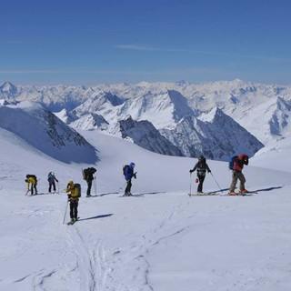 So weit die Gletscher: Blick von der Pigne d’Arolla auf Wallis und Gran Paradiso. Foto: Stefan Herbke