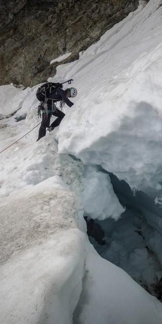 Gletscher bergen Gefahren. Wie man mit Bergschründen & Co fertig wird, konnten die Teilnehmer beim Nachwuchscamps lernen. Foto: DAV / Silvan Metz
